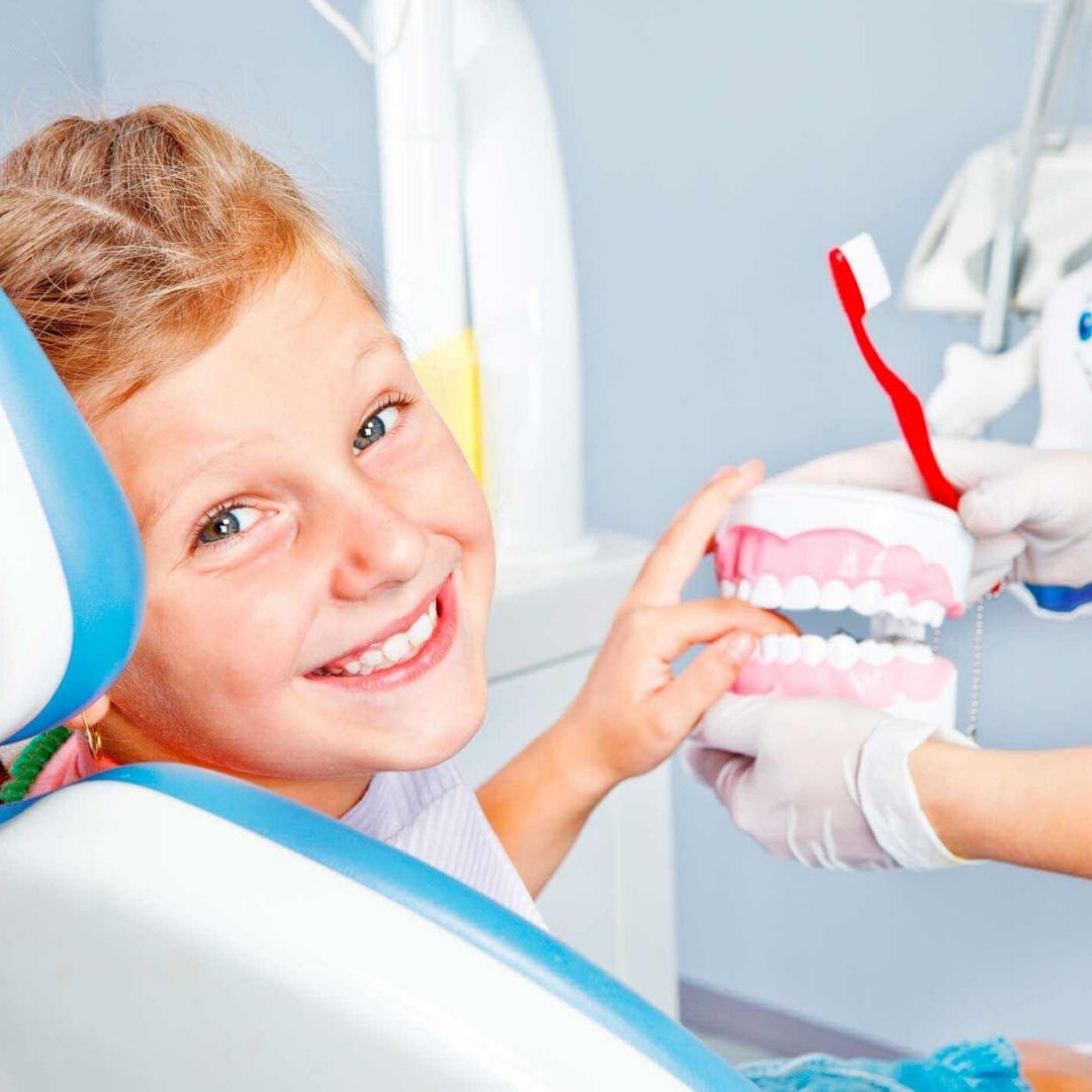 Гигиена полости рта екатеринбург. Красивые детские зубы. Ребенок у стоматолога. Стоматология дети. Красивые зубки стоматология.